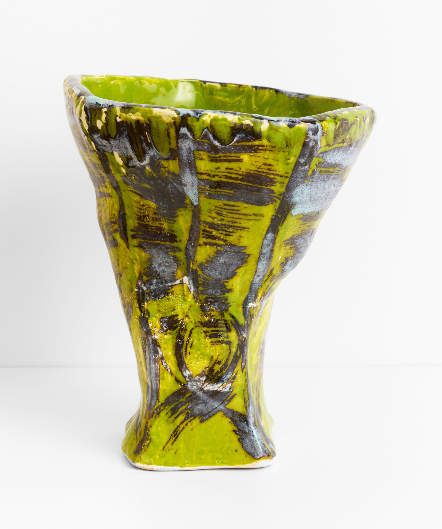 HUMINILOWICZ Vanda_27_Rituális tárgy 2_2024_kerámia_39x35x28 cm2