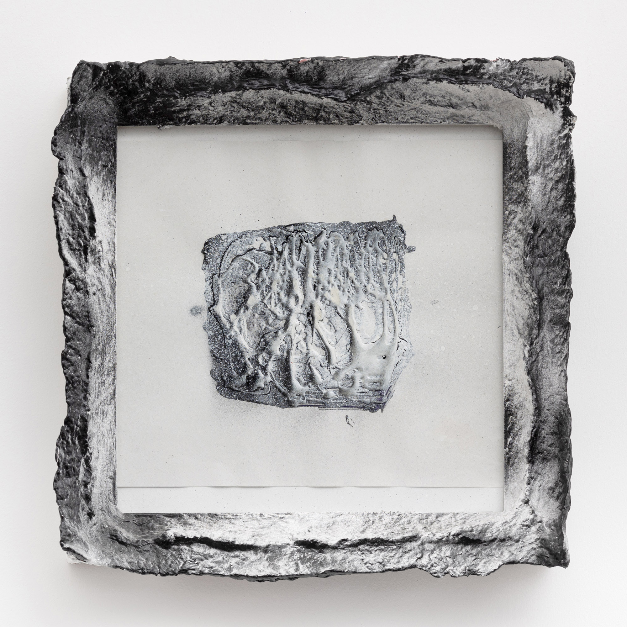 HUMINILOWICZ Vanda_31_I was made for dancing_2024_tus, papír, papírmasé_40×40×5 cm