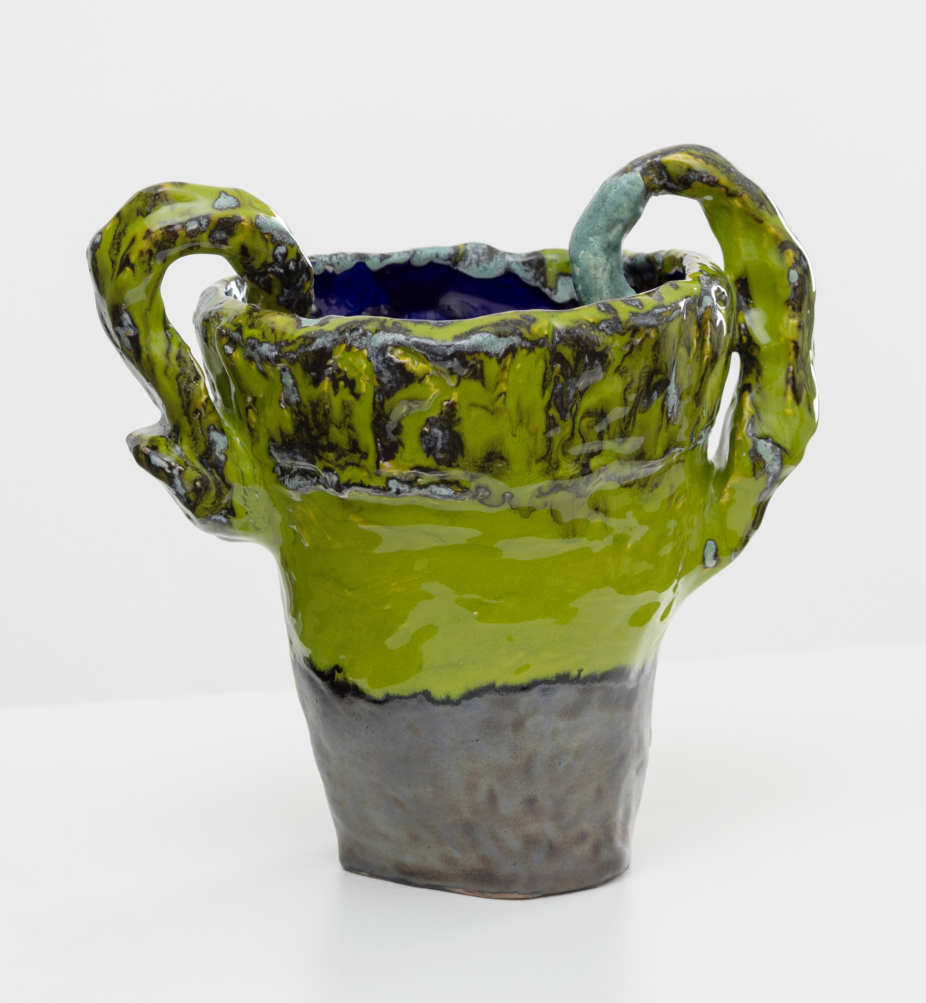 HUMINILOWICZ Vanda_42_Uterus amfóra_2024_kerámia_24×27×19 cm