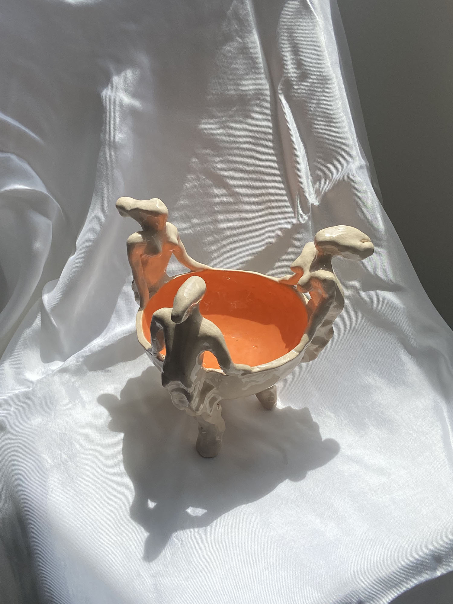 TÁNCOS Anna_16_Sellős tál_2023_mázas kerámia_18×24×24 cm_2