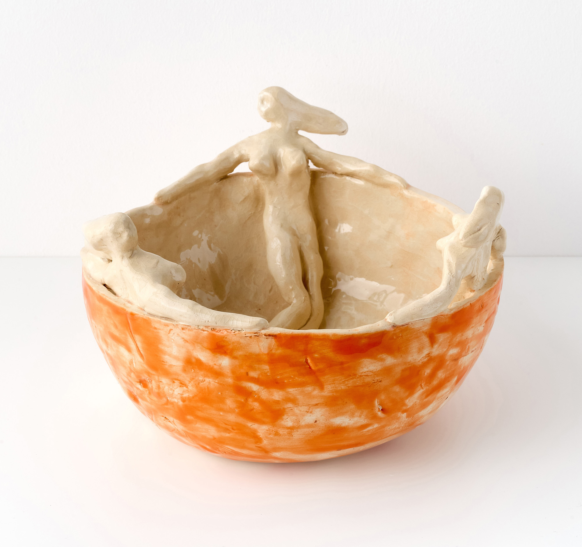 TÁNCOS Anna_25_Tál nimfákkal_2024_mázas kerámia_14×21×22 cm_1