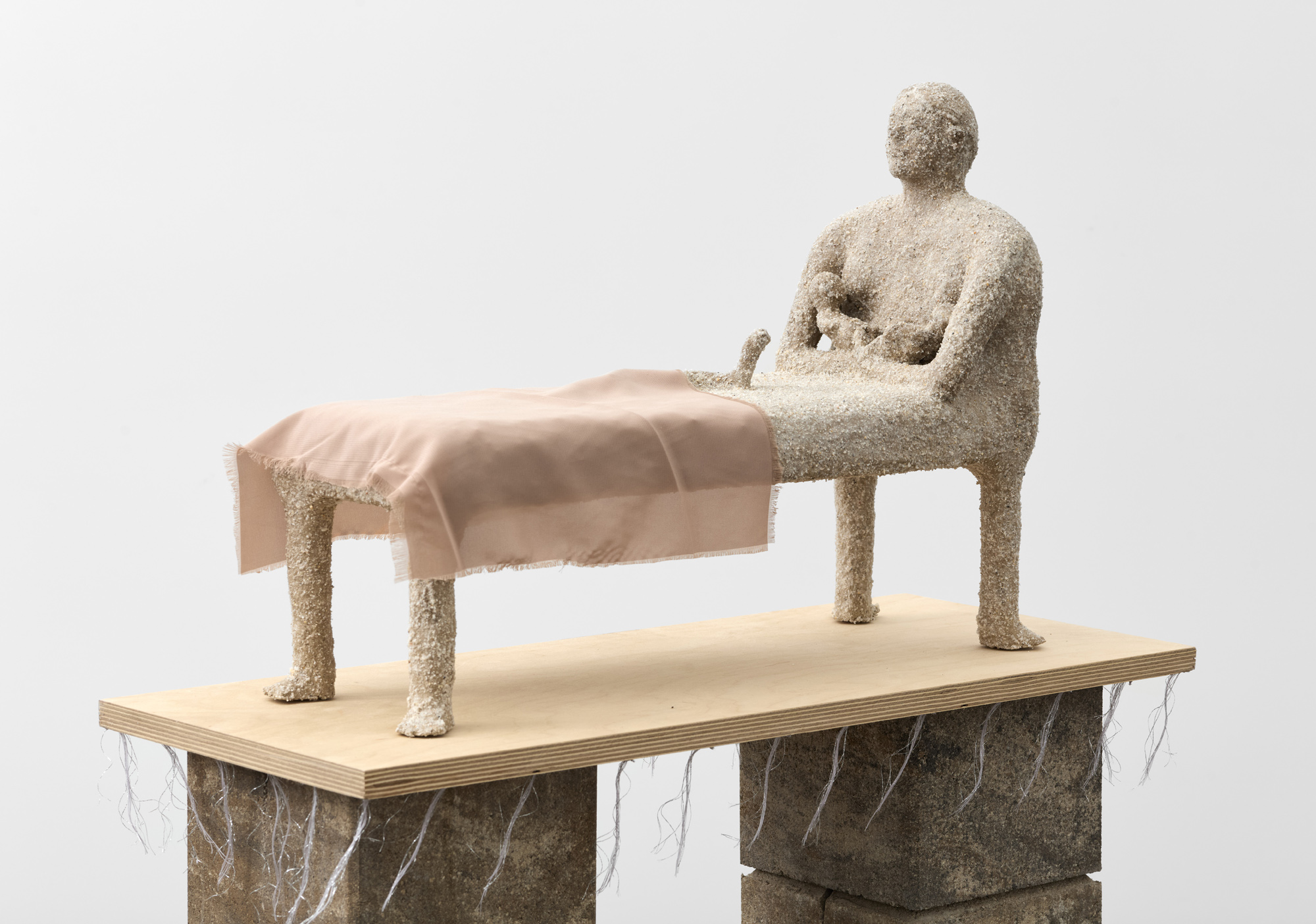 TRANKER Kata_5_Gyermekágy_2025_papírmassza, zúzott kő, poliészter, cérna_56×21×43 cm