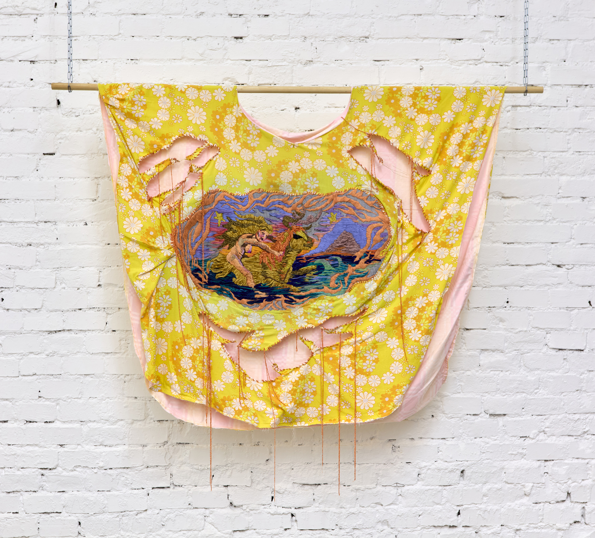 DANKÓ Boglárka_2_Escape Europe_2023_hímzőfonál, zsenillia, különböző ruhaanyagok, réz_110×150 cm_1