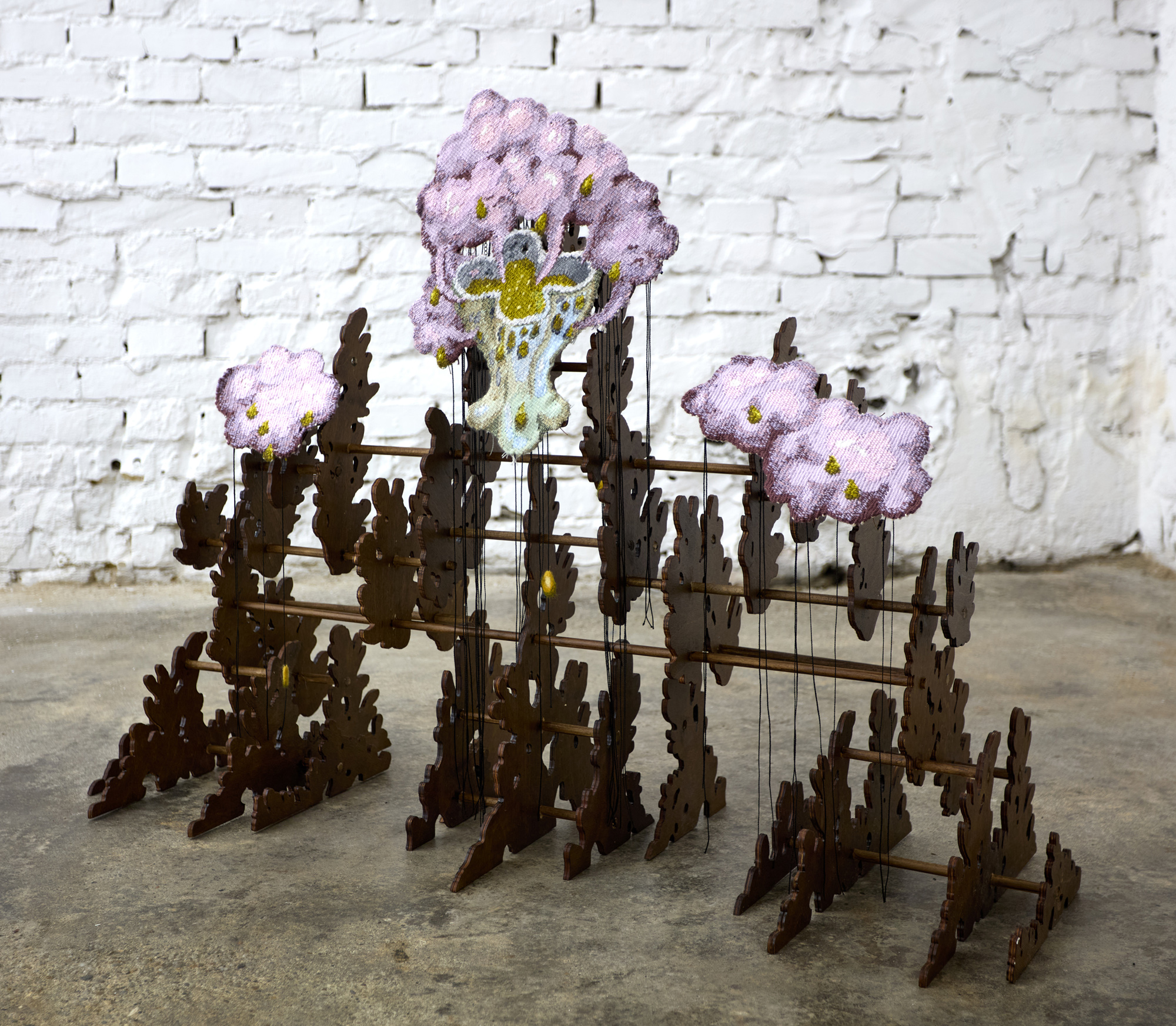 KÁDÁR Emese_4_Distillation of Hope IV_2025_kézi szőttes, vegyes technika_90×40×120 cm_1
