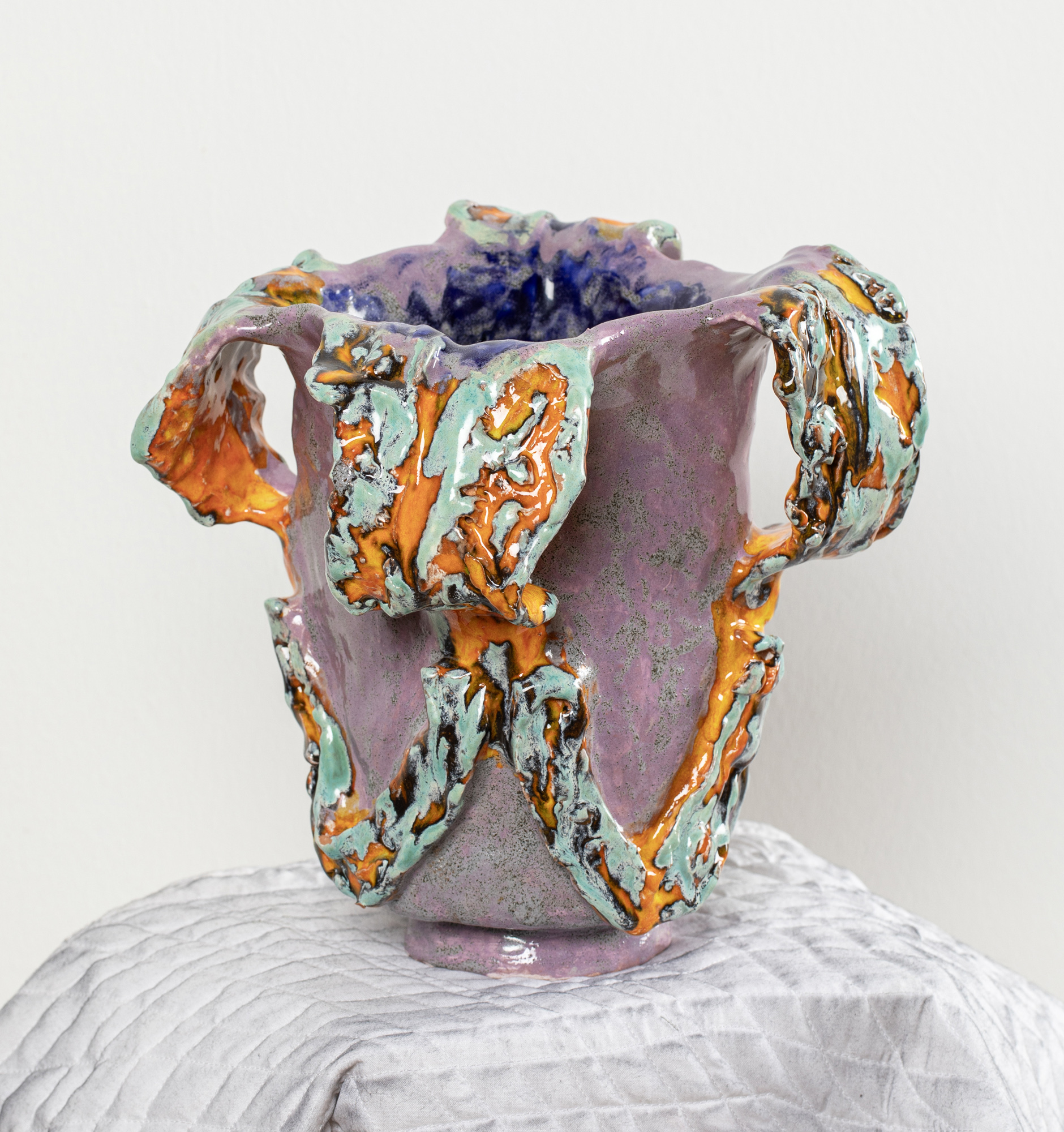 HUMINILOWICZ Vanda_69_Váza leveles nyéllel I_2025_kerámia_24×25×25 cm_1