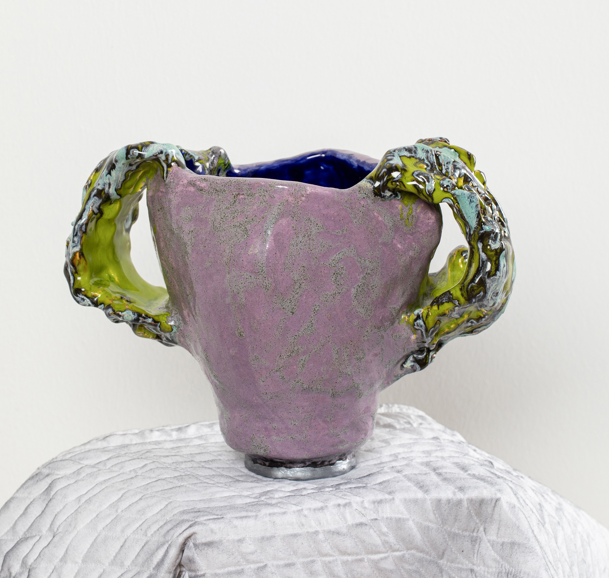 HUMINILOWICZ Vanda_71_Váza leveles nyéllel II_2025_kerámia_20×27×20 cm_1