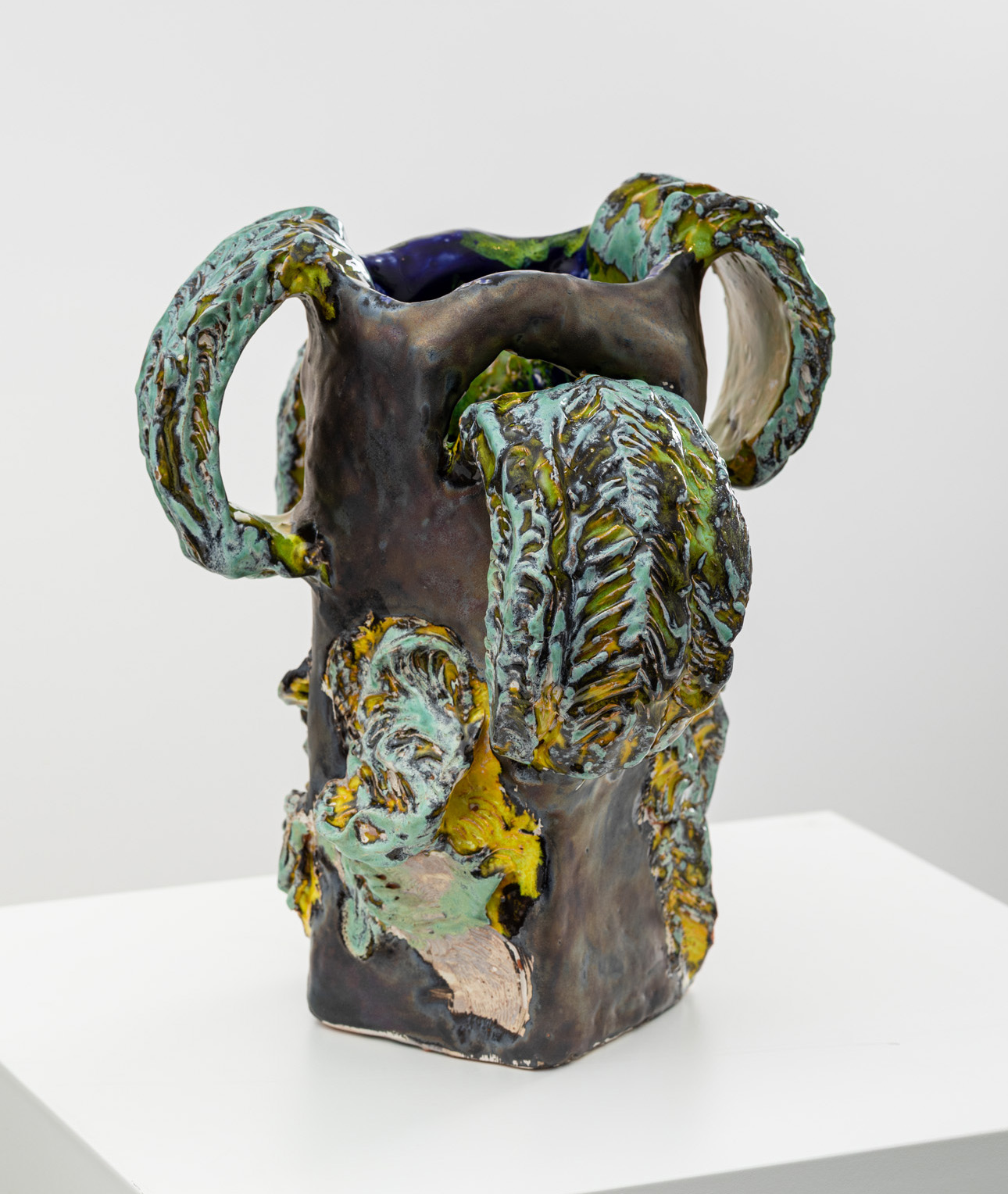 HUMINILOWICZ Vanda_74_Goldlila fenyőágas I._2025_kerámia_33x27x26 cm_1