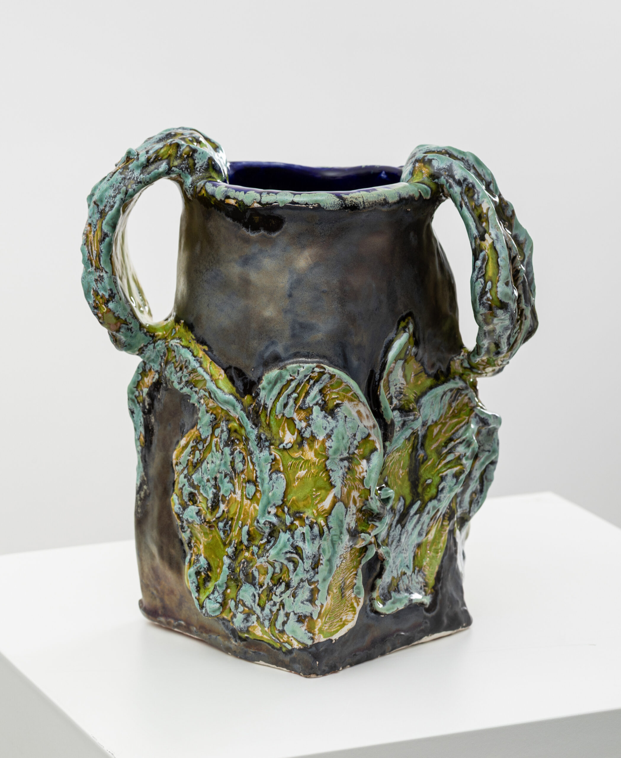 HUMINILOWICZ Vanda_75_Goldlila Fenyőágas II. _2025_kerámia_31x27x19 cm_1