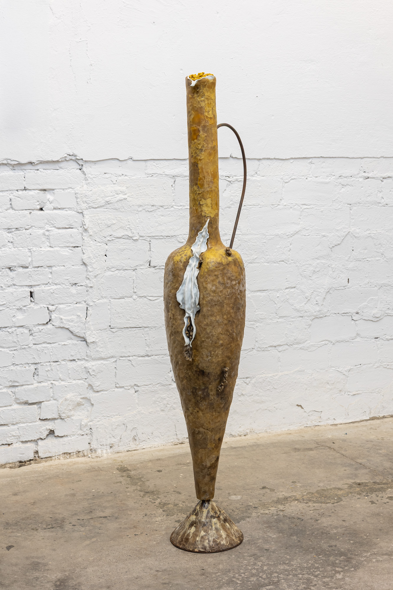 HORVÁTH Gideon_1_Vase of Virulence_2023_acél, papír, méhviasz, porcelán_150×50×25 cm