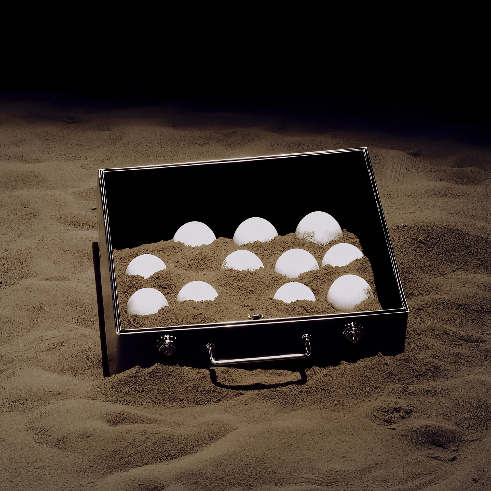 HONLAP_GEIBL Kata_136_Something Old, Something New, Something Borrowed, Something Blue_The Suitcase_2026_lightbox, vegyes technika_80×80 cm