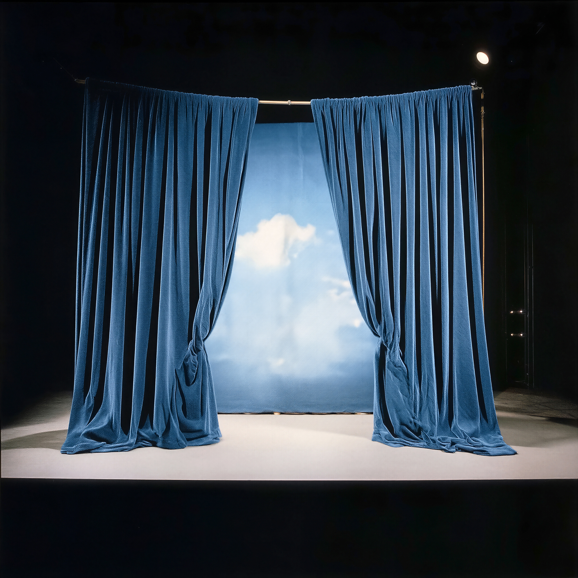 hon_GEIBL Kata_139_Something Old, Something New, Something Borrowed, Something Blue_The Theatre_2026_archív pigment nyomat, barit papír_80×80 cm copy